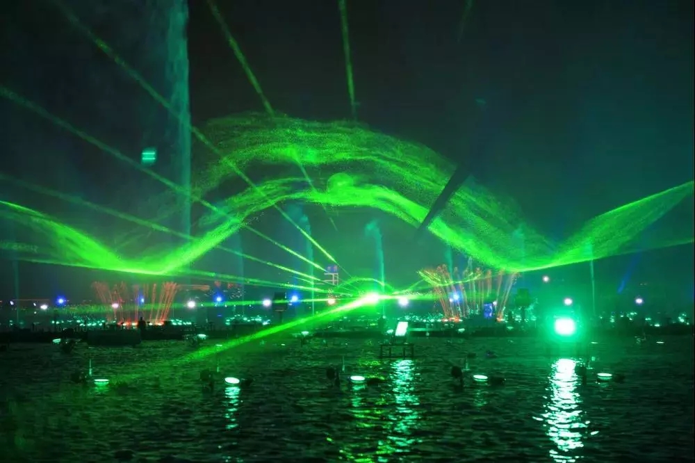 未来之光·超时空水上激光大赏：广角激光灯百米投射，超大型灯光秀演绎，整个湖面绽放溢彩，炫炸成都夜空